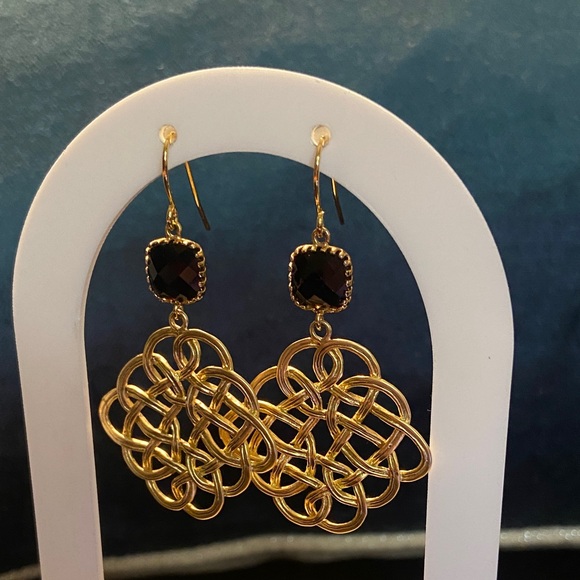 Jewelry - Elegant Gold Filigree Earrings with Black Onyx Stones.